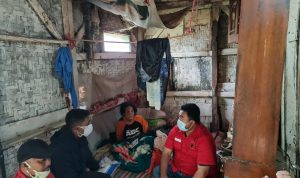 Warga Sukamulya Bayongbong Gotong Royong Rehab Rumah Penderita Stroke