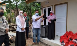 Selesai Dibangun, Ketua DPC PDI Perjuangan Garut Serahkan Kunci Rumah Janda Miskin