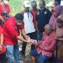 Dony Oekon Bersama DPC PDI Perjuangan Garut Santuni Korban Kebakaran di Desa Mekarwangi Cihurip