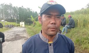 Ojek Pangkalan Simpang Pangauban, Galang Dana dengan Menambal Jalan untuk Bantu Rekan yang Sakit