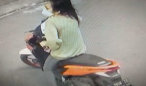 Viral! Perempuan Pencuri Gas Elpiji Terekam CCTV Saat Beraksi di Kiaracondong