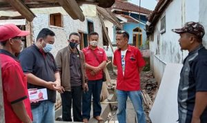 Yudha, Anggota DPRD Garut Gotong Royong Bangun Rumah Jompo di Kampung Sindangwargi