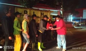 Petugas Kebersihan Dapat Sembako dari Anggota DPRD Garut di Malam Takbiran