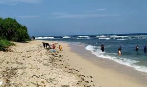 Pantai Karangpapak Tak Seramai Liburan Hari Raya Sebelumnya