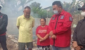 Anggota DPRD Garut bersama PAC PDI Perjuangan Cilawu Bantu Seorang Janda Korban Kebakaran