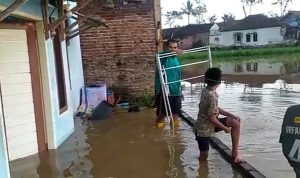Banjir Setinggi Pinggang Orang Dewasa di Kampung Cijelereun Kulon, Irigasi Jebol