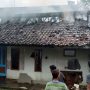 Yudha, Anggota DPRD Garut Bantu Korban Kebakaran di Kampung Cilimus