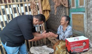 Jumat Berkah, Yudha Puja Turnawan Berbagi Kebahagiaan Bersama Lansia di Desa Karyajaya