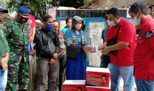 Anggota DPRD Garut Kunjungi Rumah Janda yang Rubuh di Kelurahan Kotakulon Akibat Pergeseran Tanah
