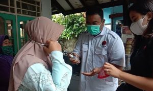 Yudha, Anggota DPRD Garut Berbagi Masker, Hand Sanitizer dan Fogging Disinfektan di Kelurahan Pakuwon