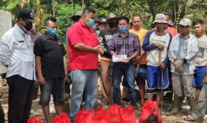 Yudha Puja Turnawan Bersama Kades Karyasari Bangun Rumah Lansia Tuna Daksa di Kampung Majasari