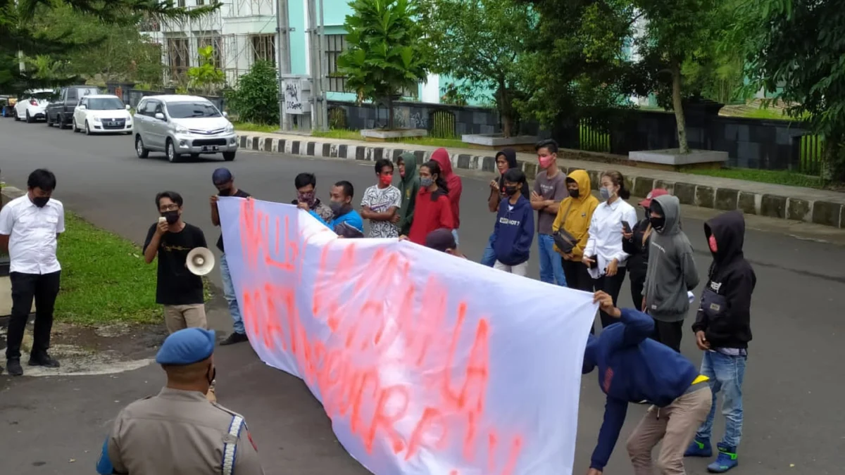 Puluhan Massa Lakukan Aksi di Kantor DPUPRP Ciamis