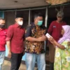 Rumah Mak Kartini Nyaris Ambruk, DPC PDI Perjuangan Garut bersama Pemdes Mandalasari Gotong Royong Lakukan Renovasi