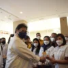 Tinjau Vaksinasi di Medan, Airlangga Berbincang Soal Kartu Prakerja