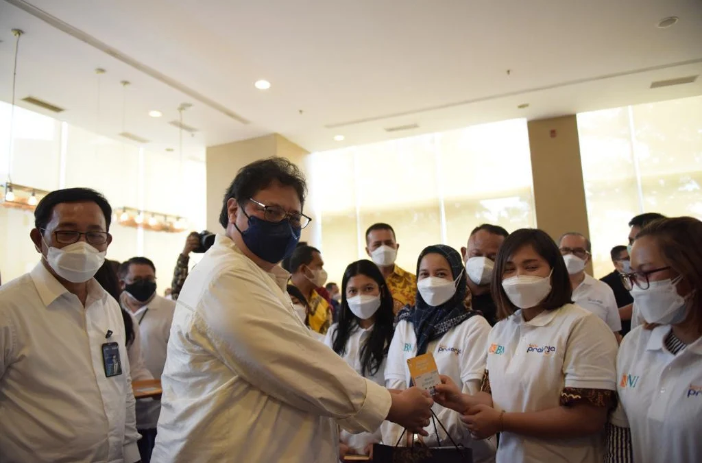 Tinjau Vaksinasi di Medan, Airlangga Berbincang Soal Kartu Prakerja