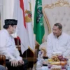Airlangga Sowan ke Kediaman Habib Lutfi, Jalin Silaturahmi Sekaligus Memantau Progres Vaksinasi di Pesantren