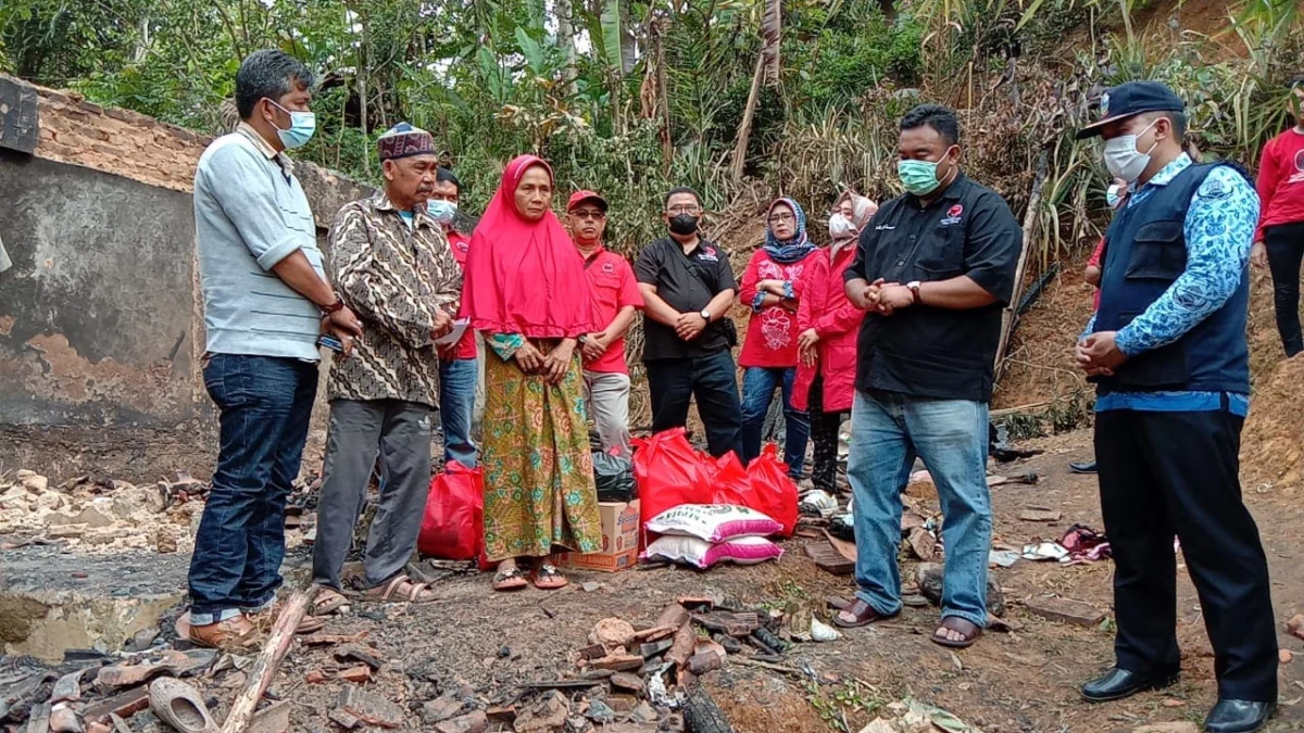 Yudha Puja Turnawan Kunjungi Rumah Ambruk di Cilawu dan Korban Kebakaran di Singajaya