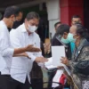 Dampingi Presiden Jokowi, Menko Airlangga Serahkan BLT ke PKL di Yogyakarta