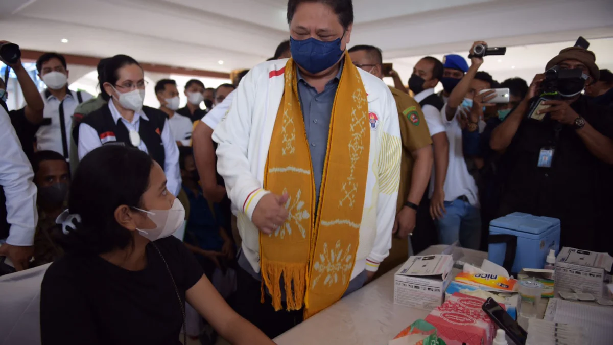 Berkunjung ke Ambon, Airlangga Apresiasi Antusiasme Warga Mengikuti Vaksinasi Covid19