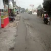 Jalan Kabupaten di Kawasan Desa Cipareuan Retak dan Amblas