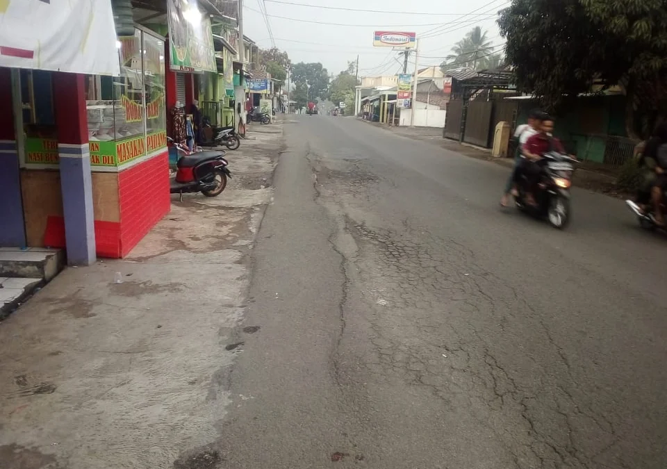 Jalan Kabupaten di Kawasan Desa Cipareuan Retak dan Amblas