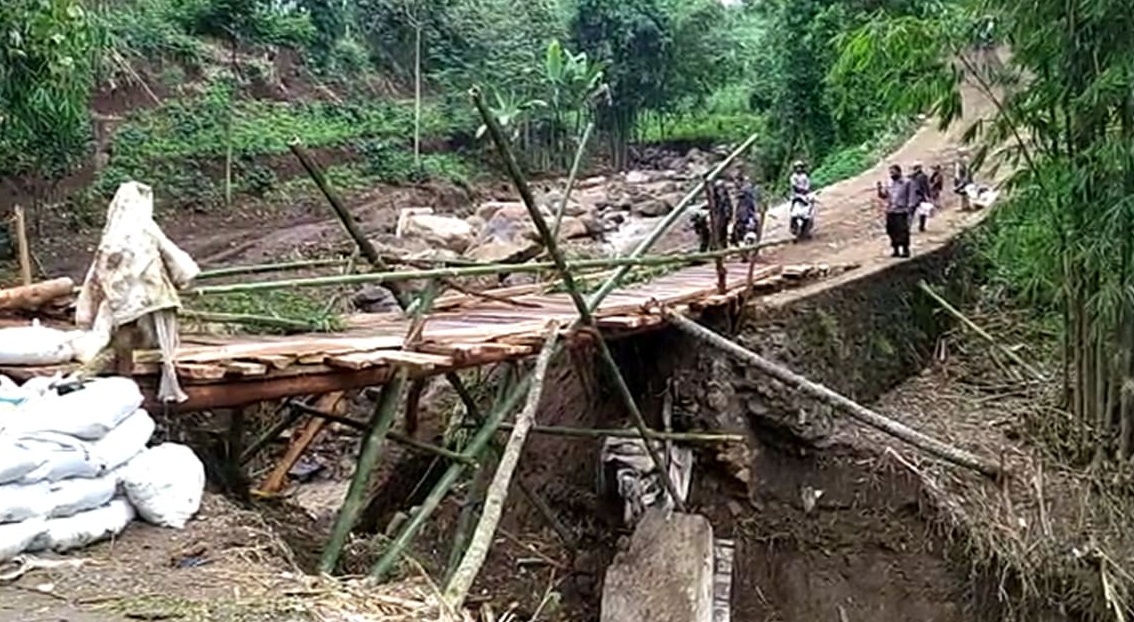 Hasil Pertanian Susah Diangkut, Kades Sukalilah Berharap Jembatan Permanen Bisa Segera Dibangun