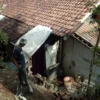 Benteng Sekolah Ambrol, Jamban Milik Mamat Rusak Tertimpa Reruntuhan