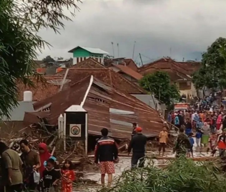 Sukawening Dilanda Banjir Bandang, Tinggi Air Mencapai Atap Rumah Warga