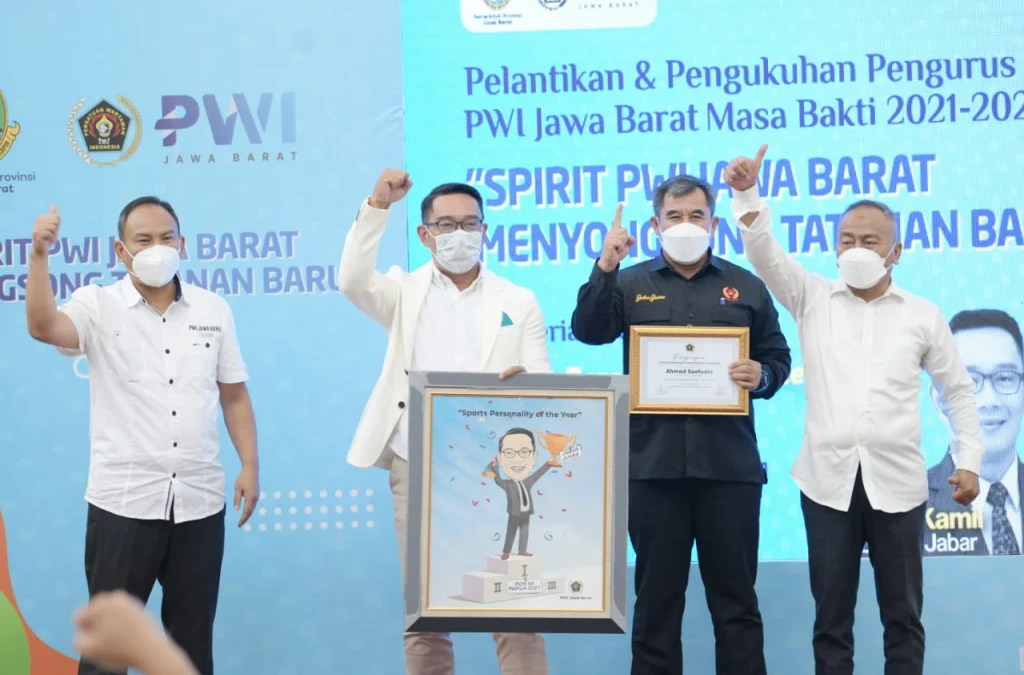 Lantik Pengurus PWI Jabar, Ridwan Kamil: PWI Harus Juara