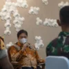 Airlangga: Dukungan TNI-Polri Sangat Krusial untuk Menangani Pandemi