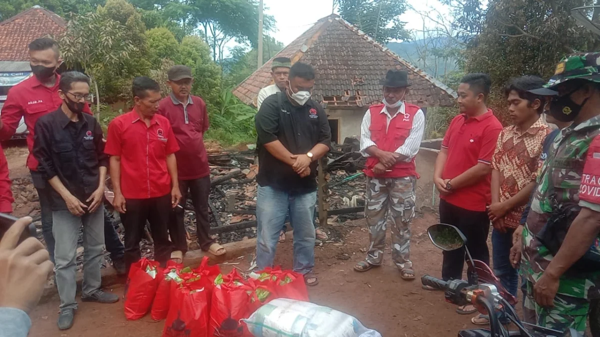 Anggota DPRD Garut Kunjungi Korban Kebakaran di Kampung Tenjolaut desa Sukamulya
