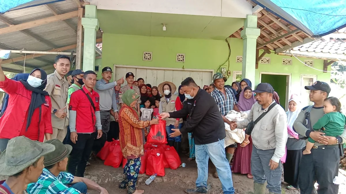 Anggota DPRD Garut Kunjungi Korban Longsor di Talegong