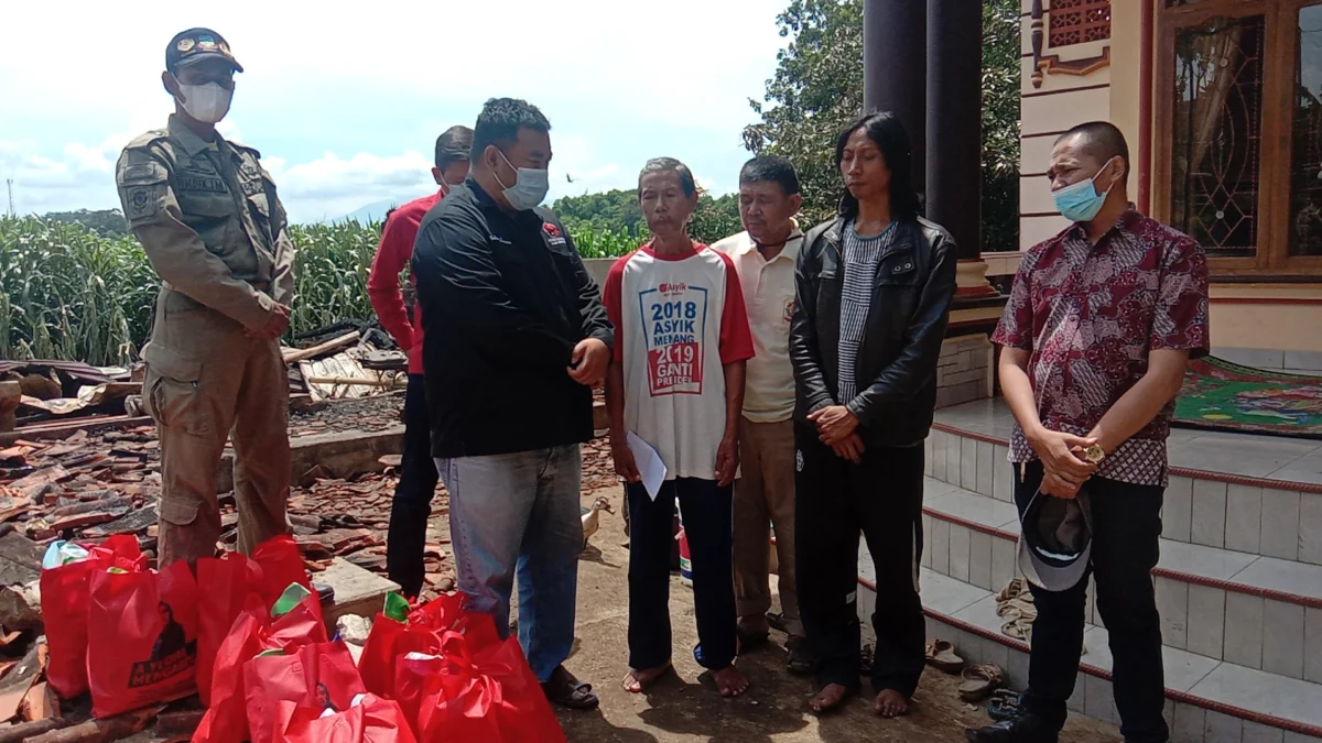 Anggota DPRD Garut Bantu Korban Kebakaran di Desa Binakarya Banyuresmi