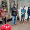 Ketua DPC PDI Perjuangan Garut Apresiasi Karangtaruna Desa Sukarame Inisiasi Pembangunan Rumah Rubuh
