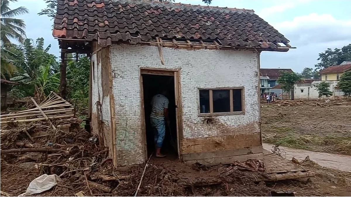 Sebuah Mushola Tetap Berdiri Kokoh Usai Banjir Bandang Sukawening Garut