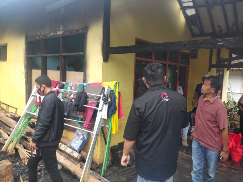 Ketua DPC PDI Perjuangan Garut Sambangi Korban Kebakaran di Selaawi