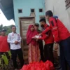 Baguna DPC PDI Perjuangan Garut Kunjungi Korban Kebakaran di Desa Wangunjaya Pakenjeng