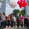 Gubernur Jabar Ridwan Kamil saat membuka Lapangan Otto Iskandar Di Nata dengan simbolis pelepasan balon ke udara . (Foto : catur/radar garut)