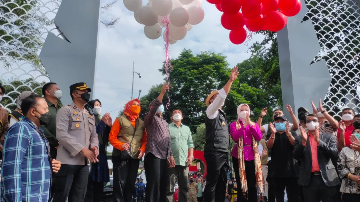 Gubernur Jabar Ridwan Kamil saat membuka Lapangan Otto Iskandar Di Nata dengan simbolis pelepasan balon ke udara . (Foto : catur/radar garut)