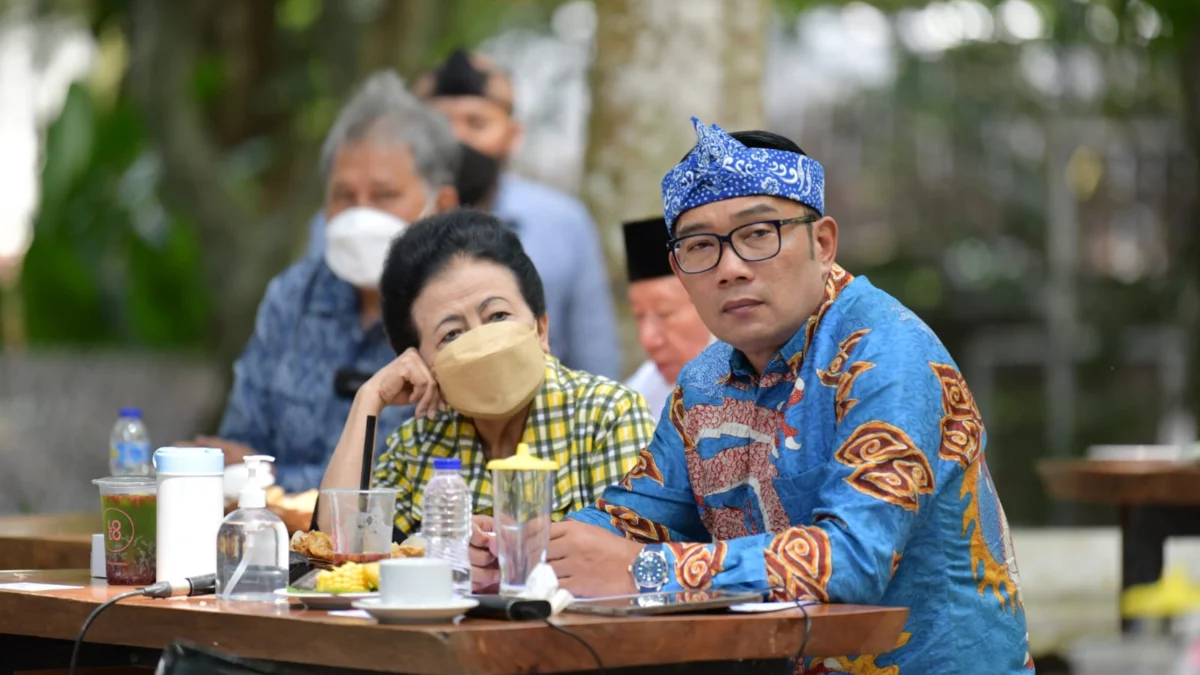 Gubernur Jawa Barat Ridwan Kamil bersama politisi senior Golkar Ceu Popong di Taman Hutan Raya Ir. H. Juanda, Bandung selasa (25/1). (Foto : istimewa)