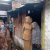Anggota DPRD Garut Kunjungi Kediaman Mak Erot di Samarang, Lansia Terlantar di Rumah Reyot