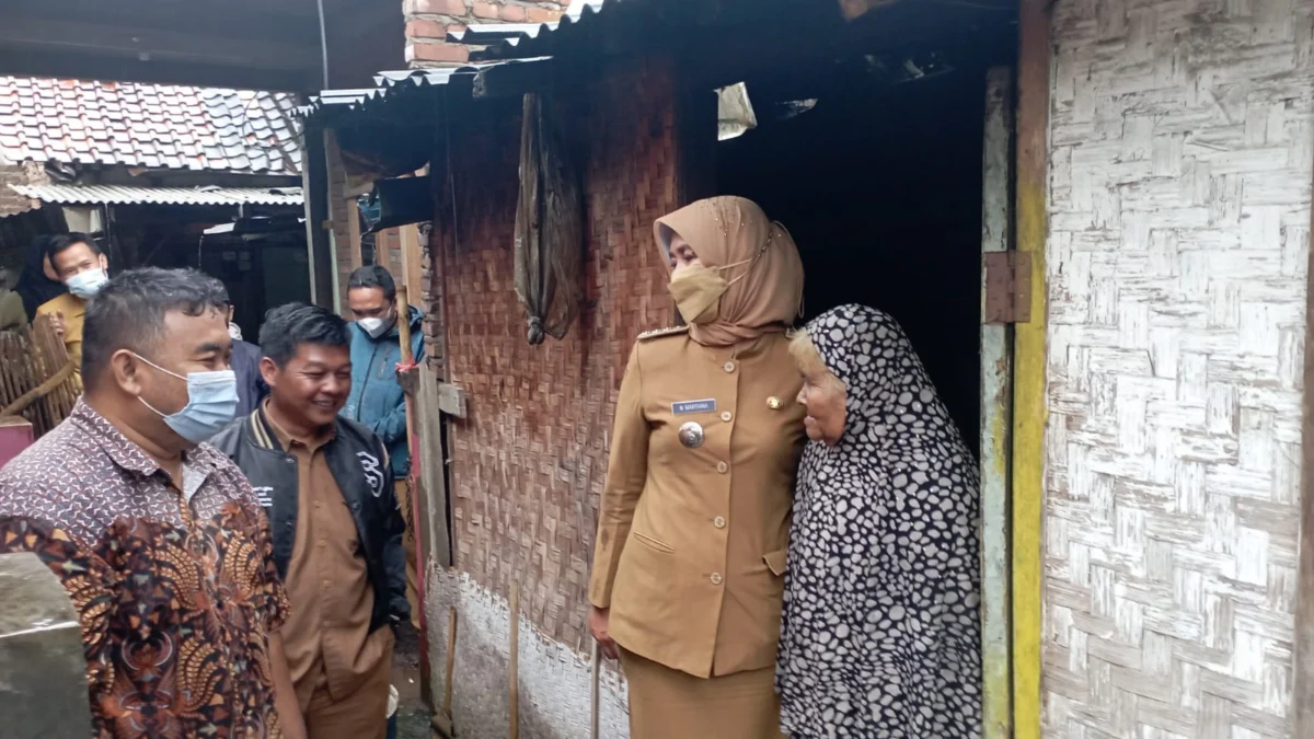 Anggota DPRD Garut Kunjungi Kediaman Mak Erot di Samarang, Lansia Terlantar di Rumah Reyot