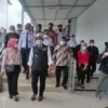 Gubernur Jawa Barat Ridwan Kamil saat meninjau stasiun Garut, kamis (6/1) (Foto : Catur / Radar Garut)
