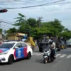 Sambil Naik Mobil Tentara, Wali Kota Banjar Minta Masyarakat Patuhi Prokes