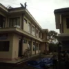 Pasca Kebakaran, Atap Aula Kantor Kecamatan Cibatu Ditutup dengan Terpal