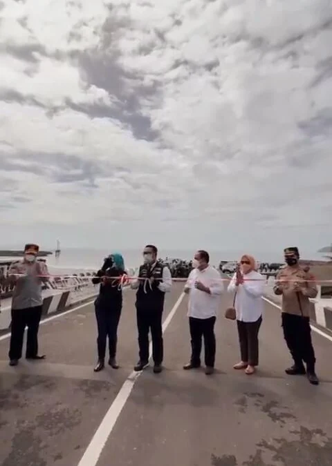 Gubernur Jawa Barat Ridwan Kamil Resmikan Jembatan Merah di Pantai Timur Pangandaran, Warganet: Calon Presiden