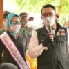 Ridwan Kamil Ditemani Sang Istri Bagikan Minyak Goreng Murah di Balai Desa Cintaratu, Pangandaran
