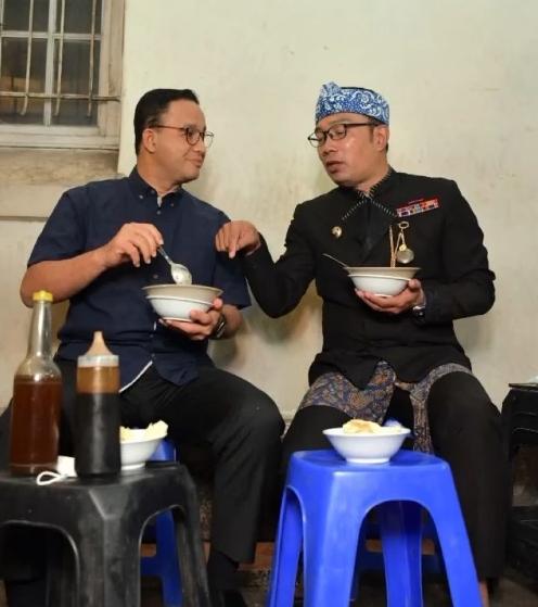 Ridwan Kamil dan Anies Baswedan Makan Bubur Bareng di Pinggir Jalan, Netizen: Berasa Lihat Presiden dan Wakil Presiden