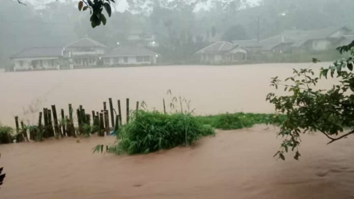 Curah Hujan Tinggi, Longsor Kecil Dan Banjir Terjang Belasan Rumah di Desa Sukajembar Cianjur