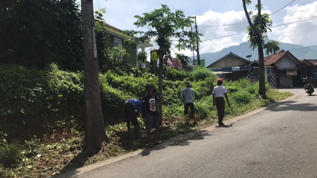 Warga RW 02 Desa Keresek Bersihkan Jalan Kabupaten, Mestinya Jadi Kewajiban Dinas PUPR